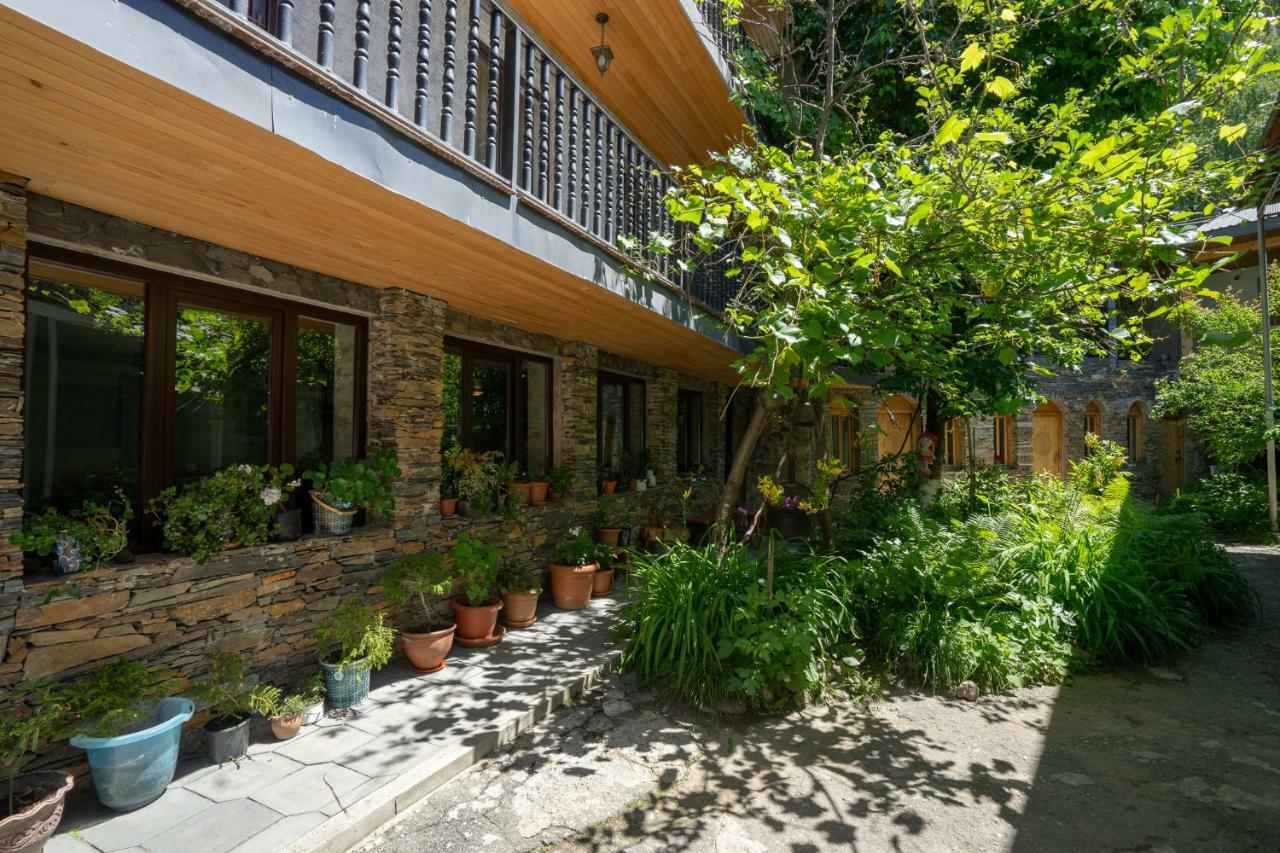Guesthouse David Zhorzholiani Mestia Esterno foto